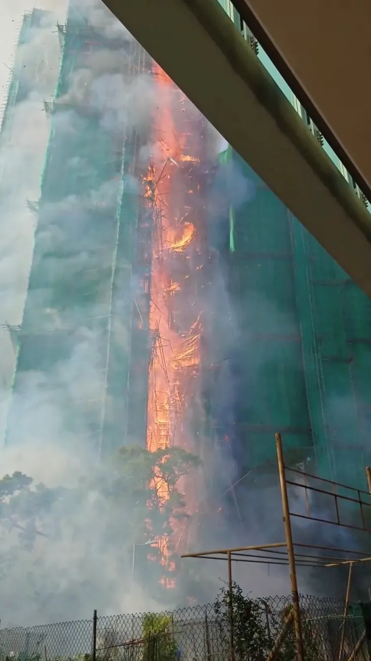 警方和消防處都覺得火勢蔓延速度不尋常，質疑是棚網和發泡膠板是「元兇」。路透社