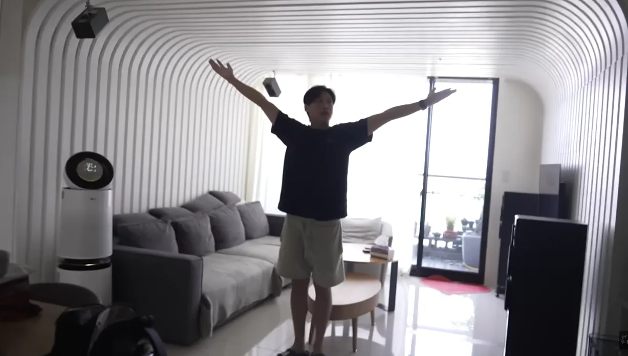 客廳。翻攝尼克&ASHLY的YT