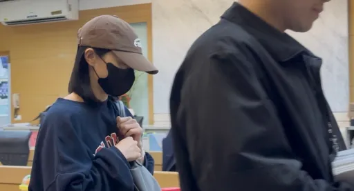 涉案情节升高？太子集团「甜美特助」再被约谈　这次低头不笑了