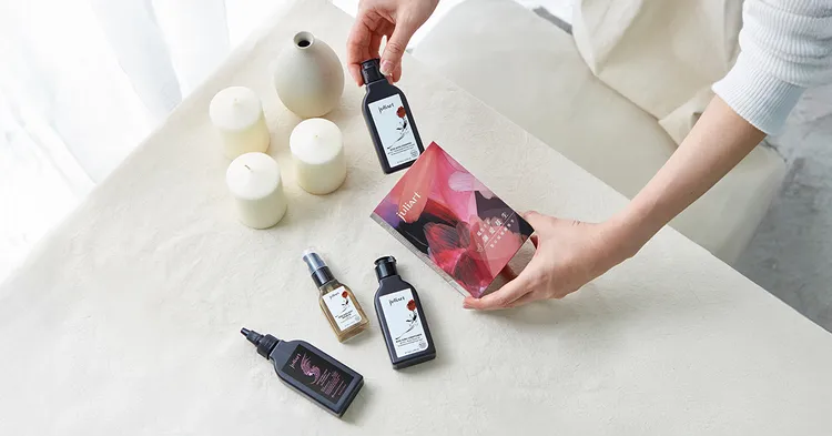 juliArt觉亚推出「洸影玫瑰」四款公益系列组合，凡购买任一款，juliArt 觉亚即捐赠100元至200 元予介惠基金会。品牌提供