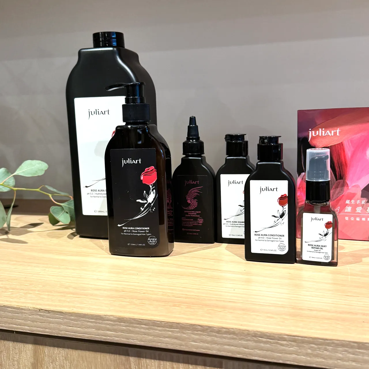 juliArt玫瑰奢养组（洸影玫瑰洗发精100ml+润髪乳220ml+玫瑰旅行四入组），公益价2400元（购买即赠200元）。张家玲摄