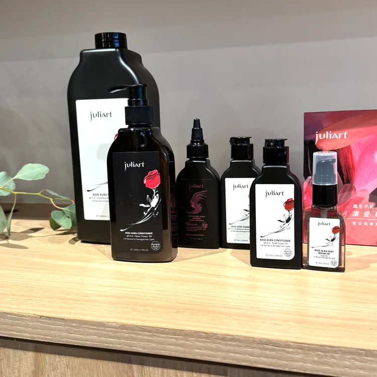 juliArt玫瑰奢養組（洸影玫瑰洗髮精100ml+潤髪乳220ml+玫瑰旅行四入組），公益價2400元（購買即贈200元）。張家玲攝