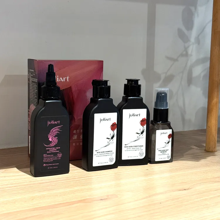 juliArt玫瑰旅行四入組（甘草次酸角質淨化液護色版75ml+洸影玫瑰洗髮精75ml+洸影玫瑰潤髮乳75ml+洸影玫瑰精萃髮油玫瑰30ml），公益價599元（購買即捐贈100元）。張家玲攝
