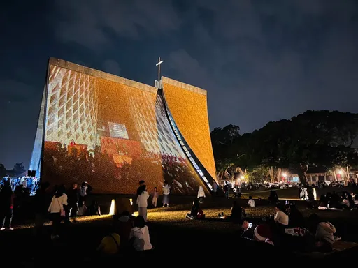 东海平安夜涌2万人　路思义教堂子夜礼拜！9米圣诞树吸睛