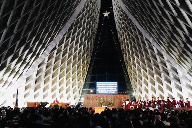 路思義教堂子夜禮拜以「為愛降生」為題，子夜鐘聲敲響一百響，象徵圓滿與祝福。東海提供