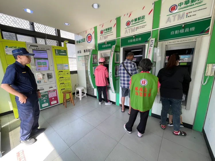 屏東警方近日派員加強巡邏金融提款。翻攝畫面