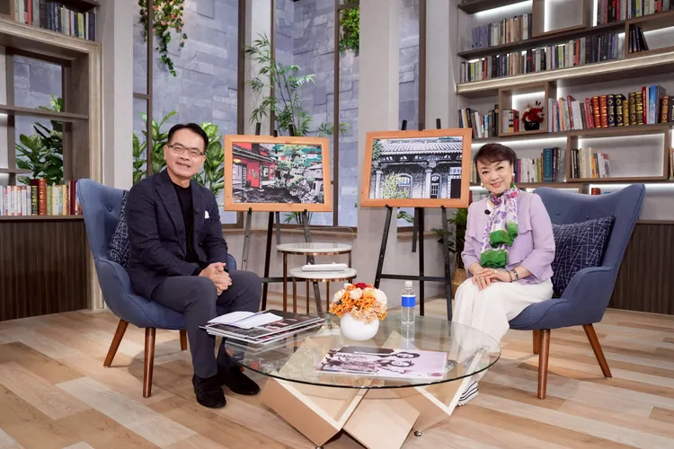 鄭弘儀（左）專訪翁倩玉。三立提供