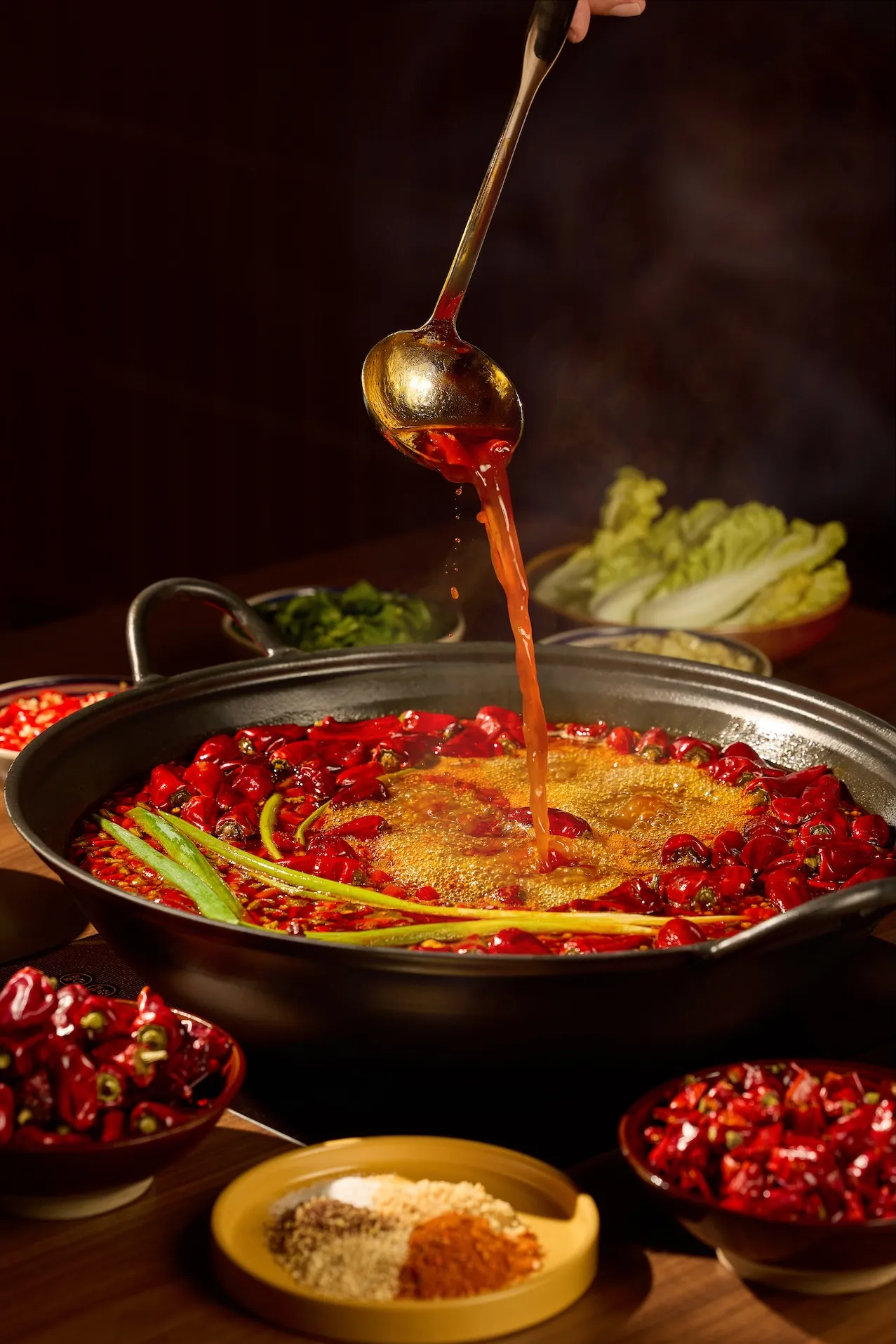 冯校长老火锅凭借浓厚香醇、爽辣怡人的红油锅底与用心准备的食材成为必吃名店
。业者提供