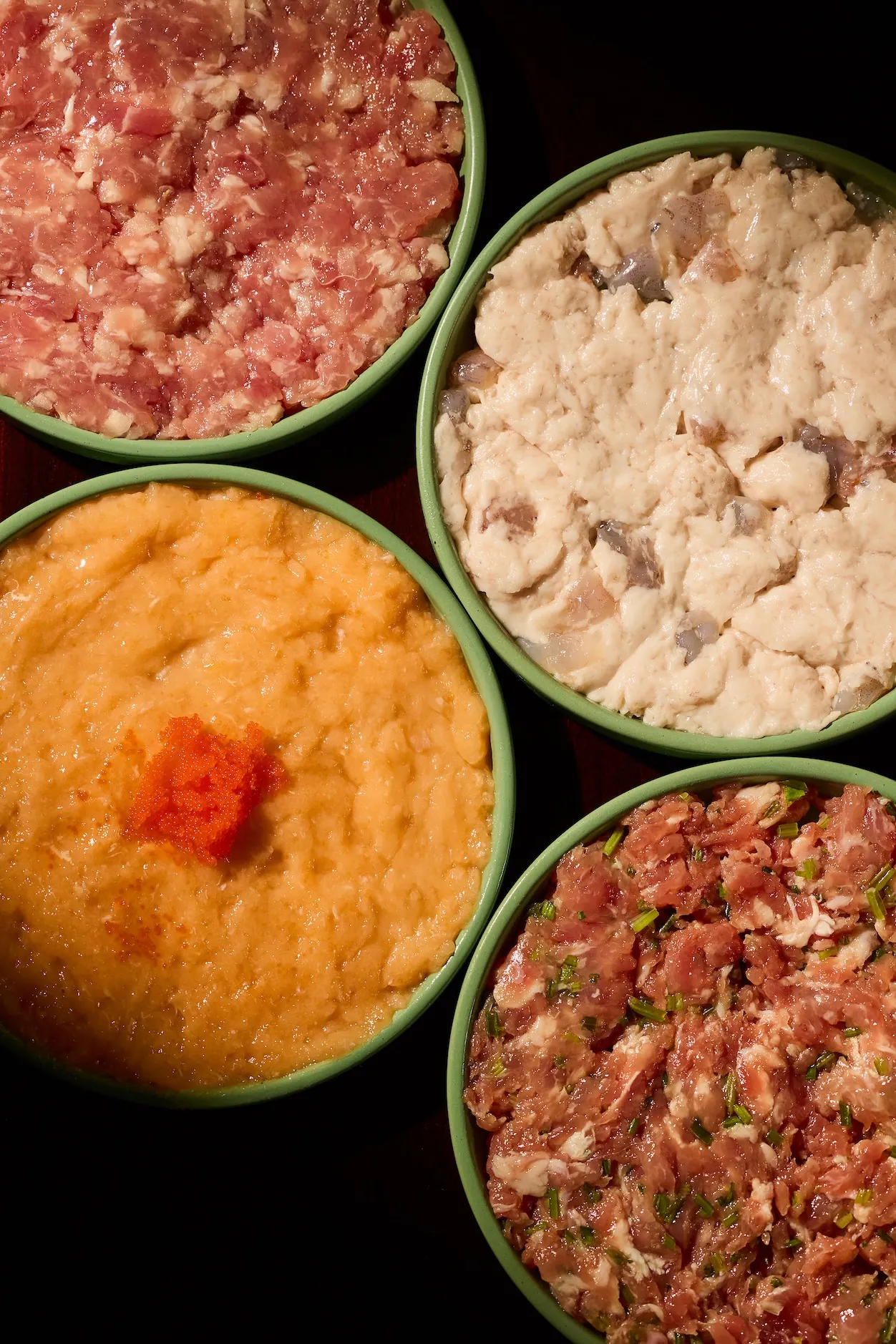 冯校长台湾首店同时供应以上等白虾制作、口感扎实滑嫩的「手工虾滑」，还有选用台湾优质猪肉，以三分肥、七分瘦黄金比例调配，带有香菜清冽馨香的「手工香菜丸子」及「手工荸荠丸子」。业者提供