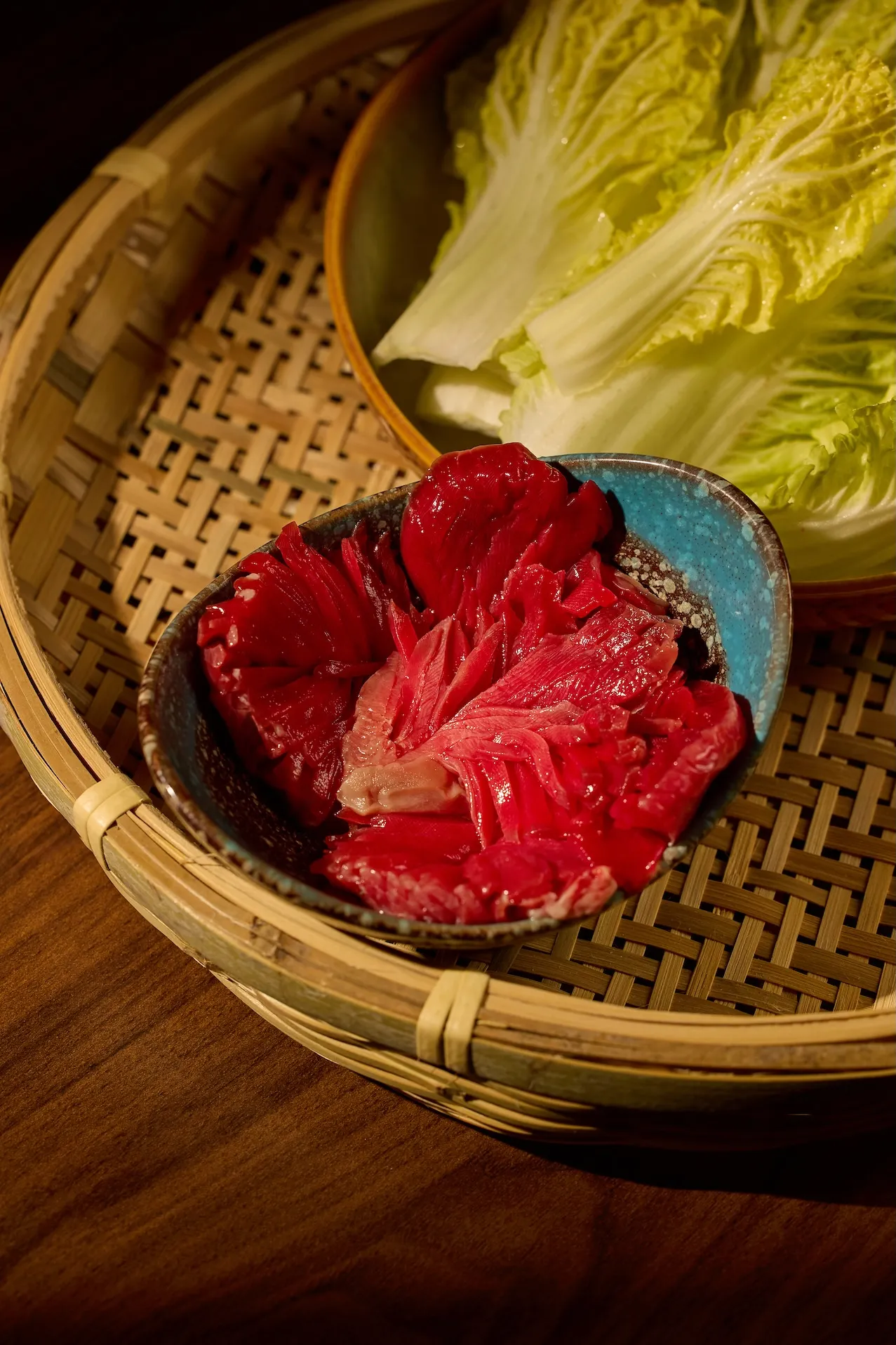 名称带有诗意的「菊花郡肝」，选用来自芳苑的新鲜鸭胗对半剖开，经繁复刀法切出细致纹路。业者提供