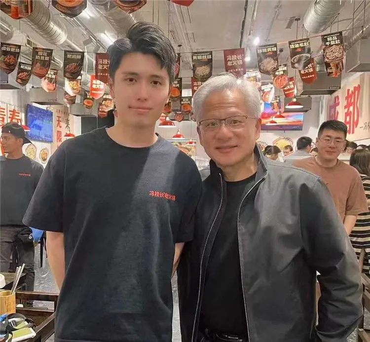 AI教父「黃仁勳」不久前造訪「馮校長老火鍋」矽谷分店與店員留下合影。業者提供