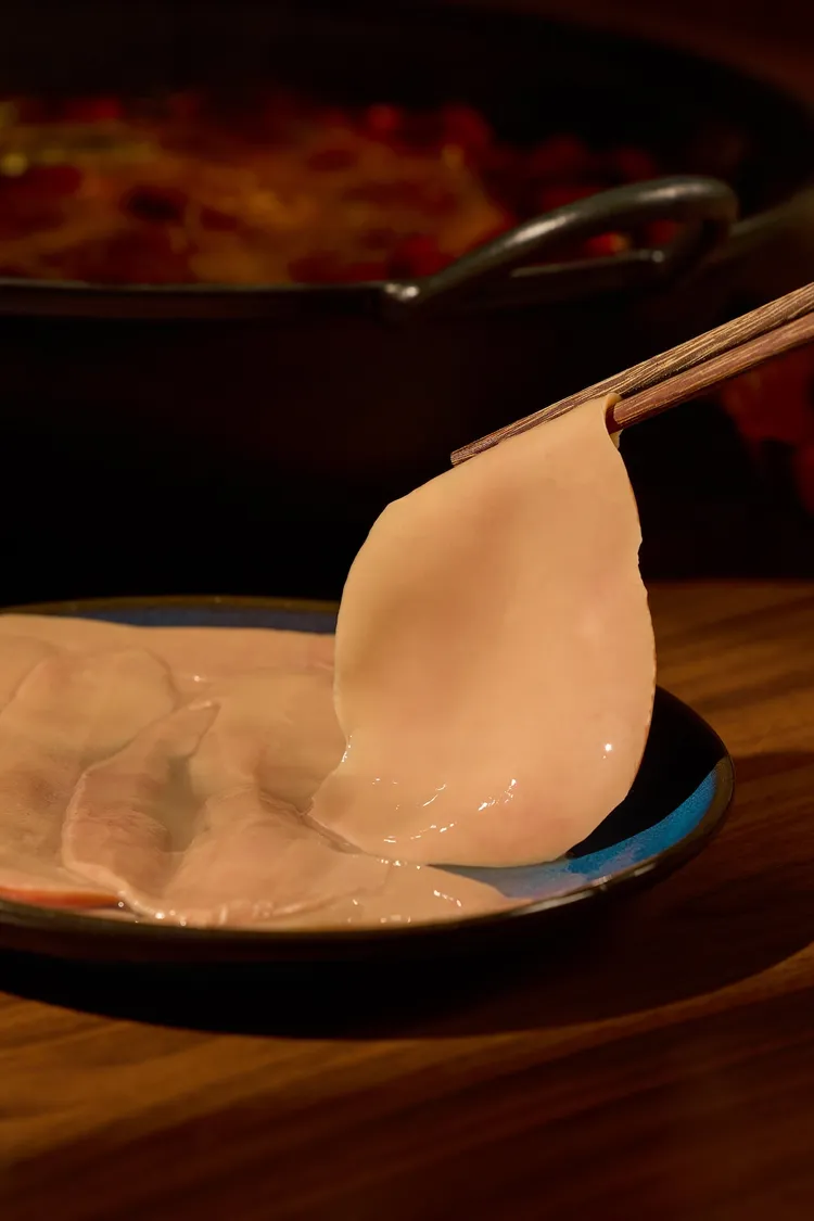 大刀腰片嚴選新鮮豬腰子經精湛刀功快切，每片厚約0.2公分。業者提供