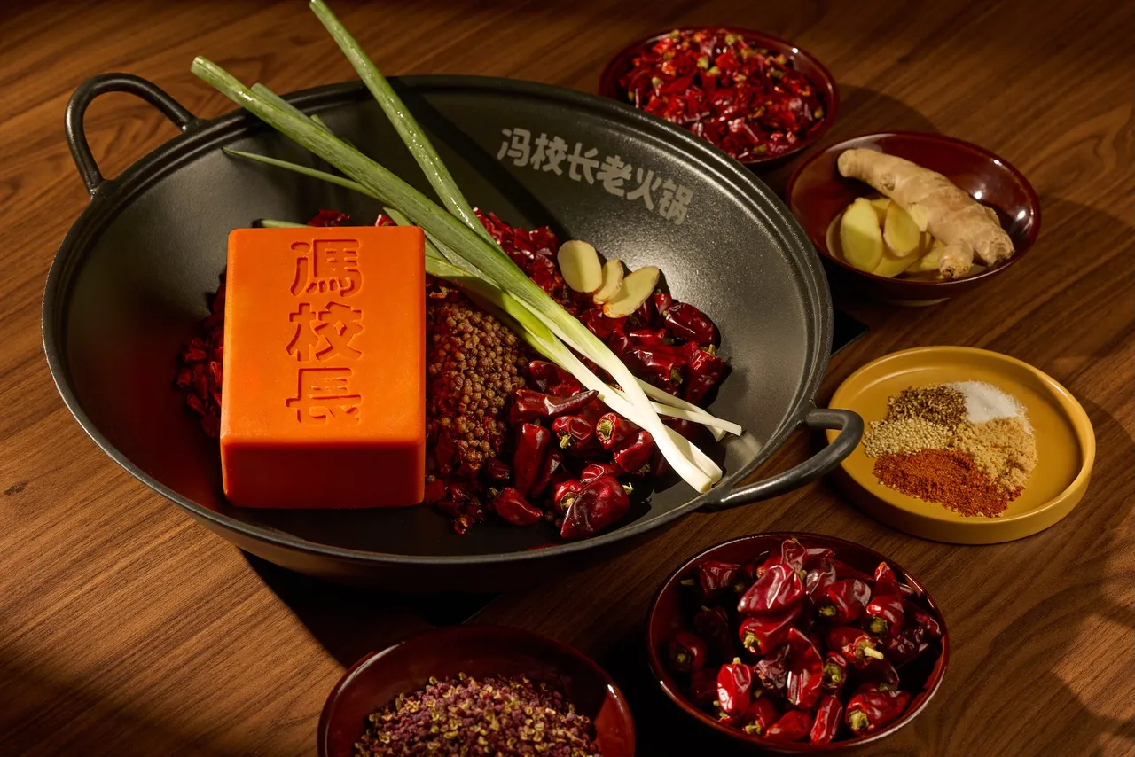 成都老火锅文化中，喜以「油碟」作为沾料，以个人喜好添加葱花、蒜碎、蒜苗、香菜等辛香料，再加入香油调配而成。业者提供