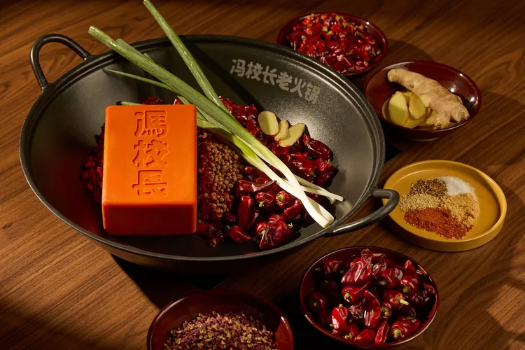 成都老火鍋文化中，喜以「油碟」作為沾料，以個人喜好添加蔥花、蒜碎、蒜苗、香菜等辛香料，再加入香油調配而成。業者提供