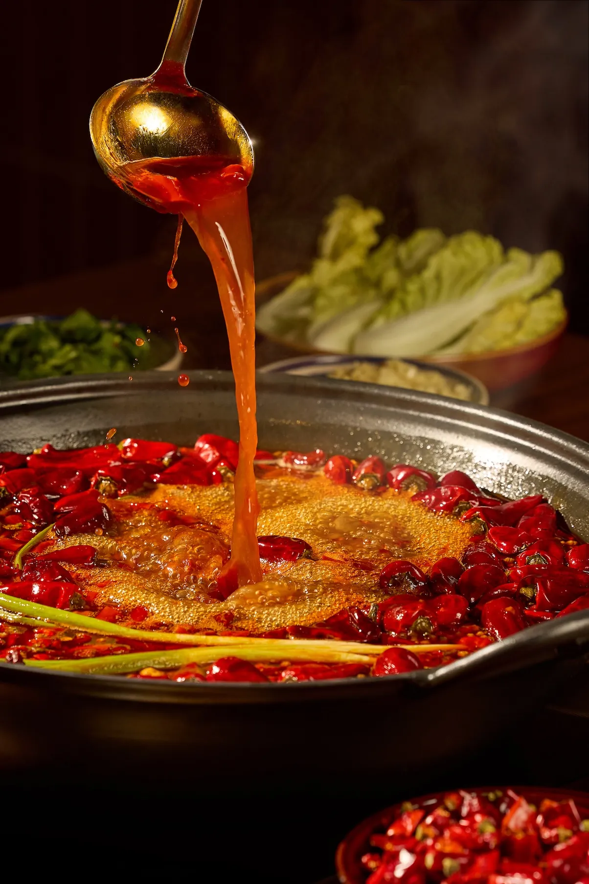 冯校长老火锅汤头的美味关键在于复杂的香料配方以及独家炒制手法。业者提供