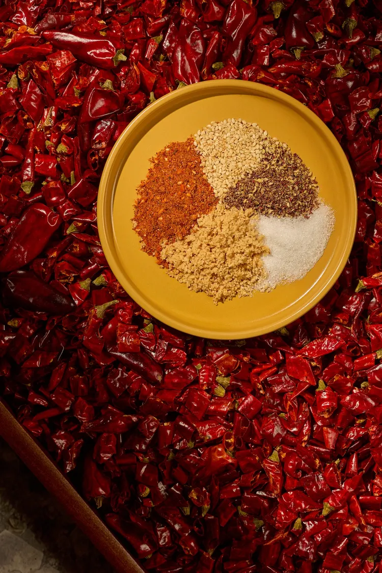 台灣首店每週將「經典大紅鍋」的夢幻鍋底及靈魂紅油空運直送來台。業者提供