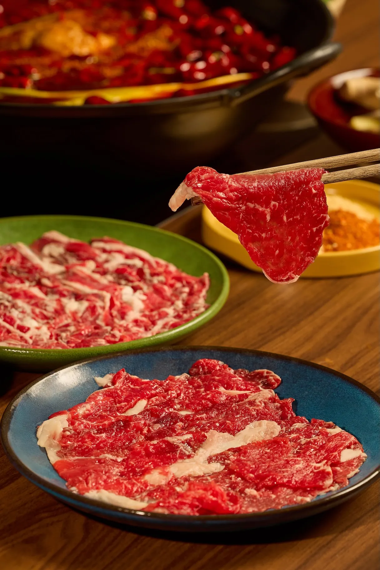 冯校长老火锅台湾店坚持以当日新鲜现切、未经冷冻的严格标准，推出一系列限量台湾牛部位。业者提供