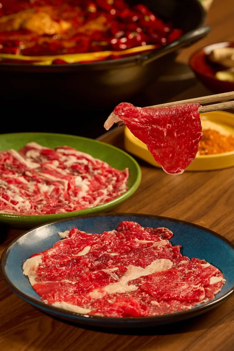 馮校長老火鍋台灣店堅持以當日新鮮現切、未經冷凍的嚴格標準，推出一系列限量台灣牛部位。業者提供