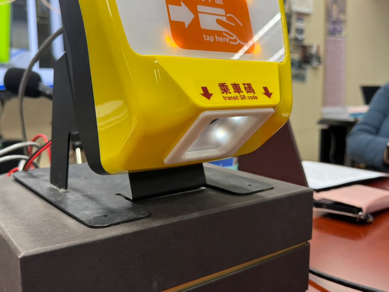 双北市区公车将同步开放交通乘车码搭车，惟行驶国道路线仍以悠游卡为主要乘车方式。张彩茜摄