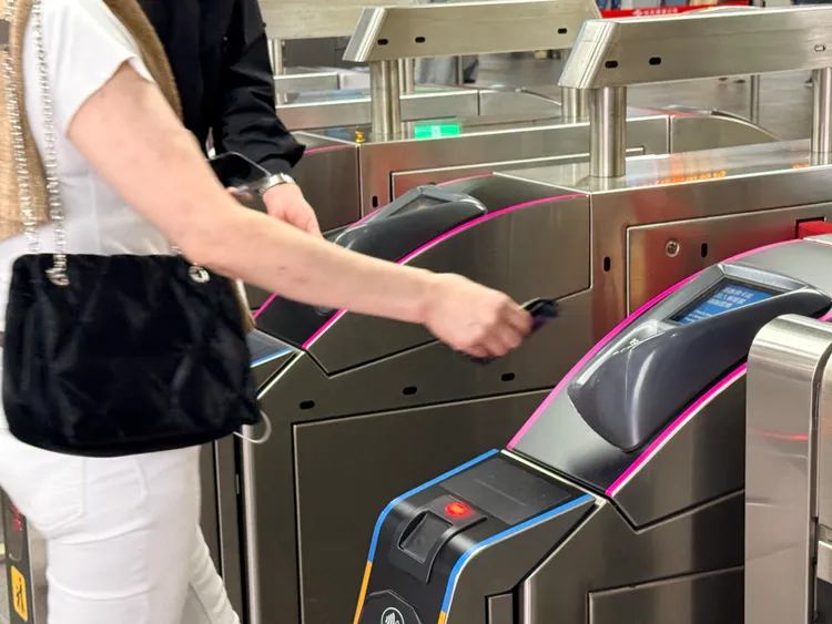 台北捷運除支援5家電子支付外，也同步開放TWQR、玉山Wallet等12家業者使用乘車碼進站。攝影中心