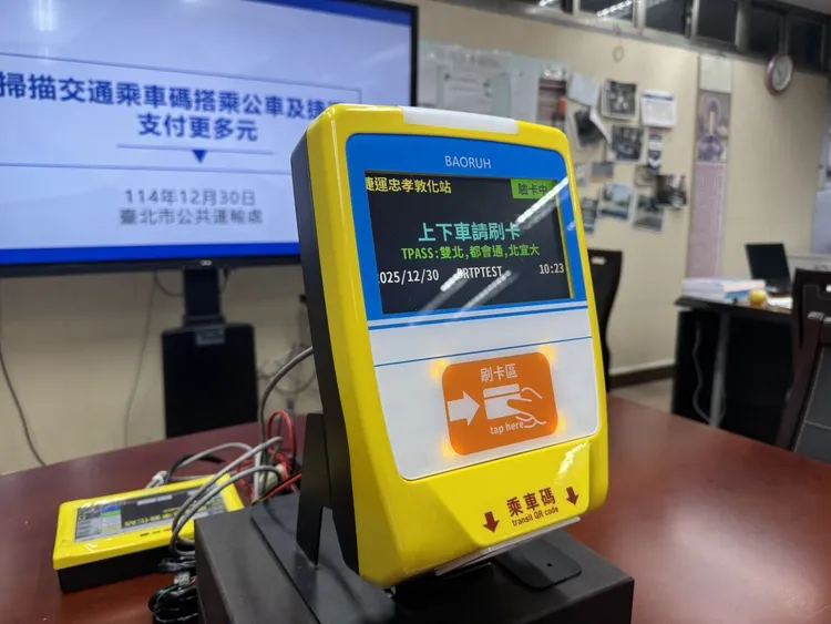 雙北公車與台北捷運自2026年1月3日起，全面開放使用交通乘車碼搭車。張綵茜攝
