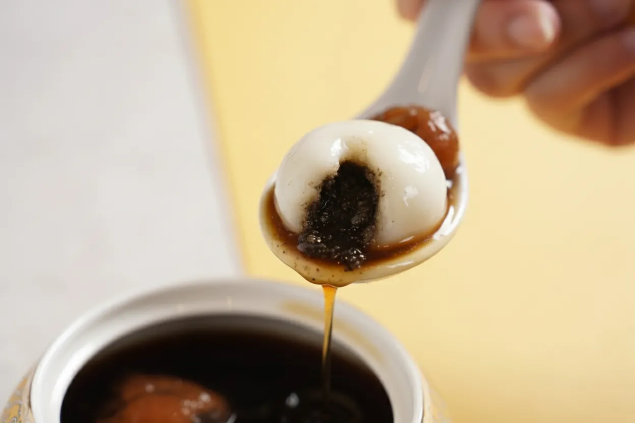 「姜汁藕粉圆子汤」老姜汤底搭配藕粉圆子与汤圆，温润暖身的冬季甜品。台南远东香格里拉提供