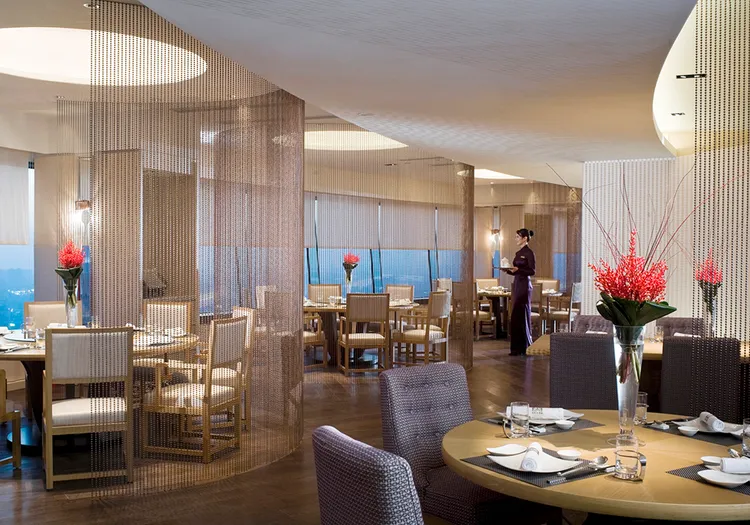 台南遠東香格里拉 38 樓中餐廳「醉月樓」以現代雅緻空間搭配城市景觀，提供適合聚餐的高樓景緻用餐體驗。台南遠東香格里拉提供