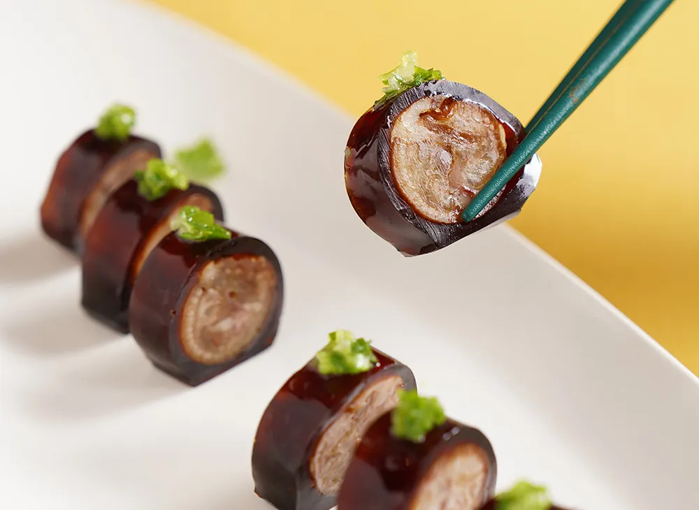 「江南灶香猪手卷」以啤酒与花雕老卤慢炖猪脚、手工卷制呈现 Q 弹胶质口感。台南远东香格里拉提供