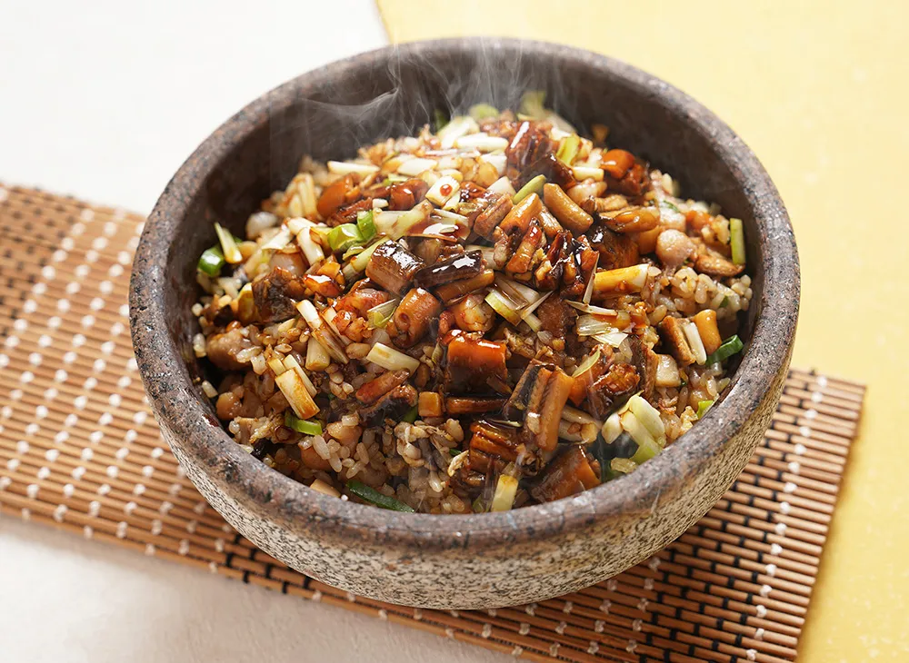 「淮扬炒软兜烩饭」选用后壁冠军米与鳝鱼、鲜虾快炒收汁，凸显鲜香与镬气层次。台南远东香格里拉提供