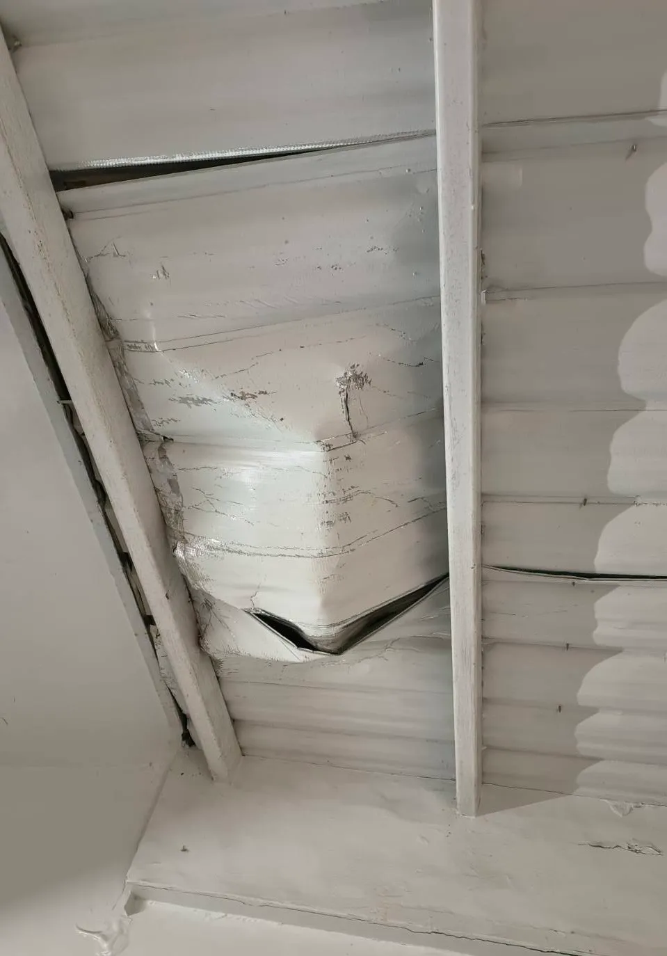 遮阳板被砸坏。翻摄画面