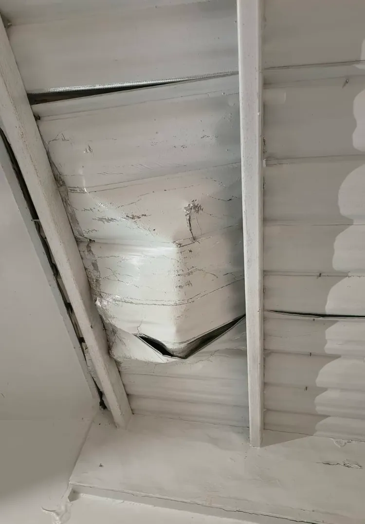 遮陽板被砸壞。翻攝畫面