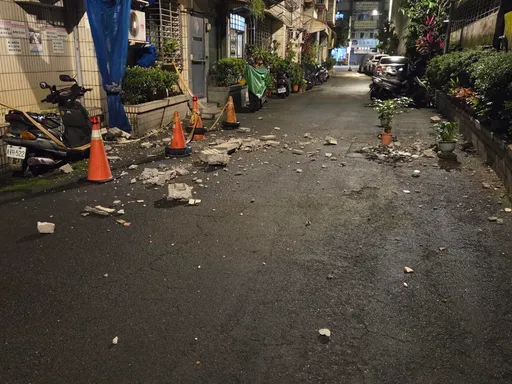 地震后磁砖、水泥块坍落　居民险遭砸中直呼「差点就没命」