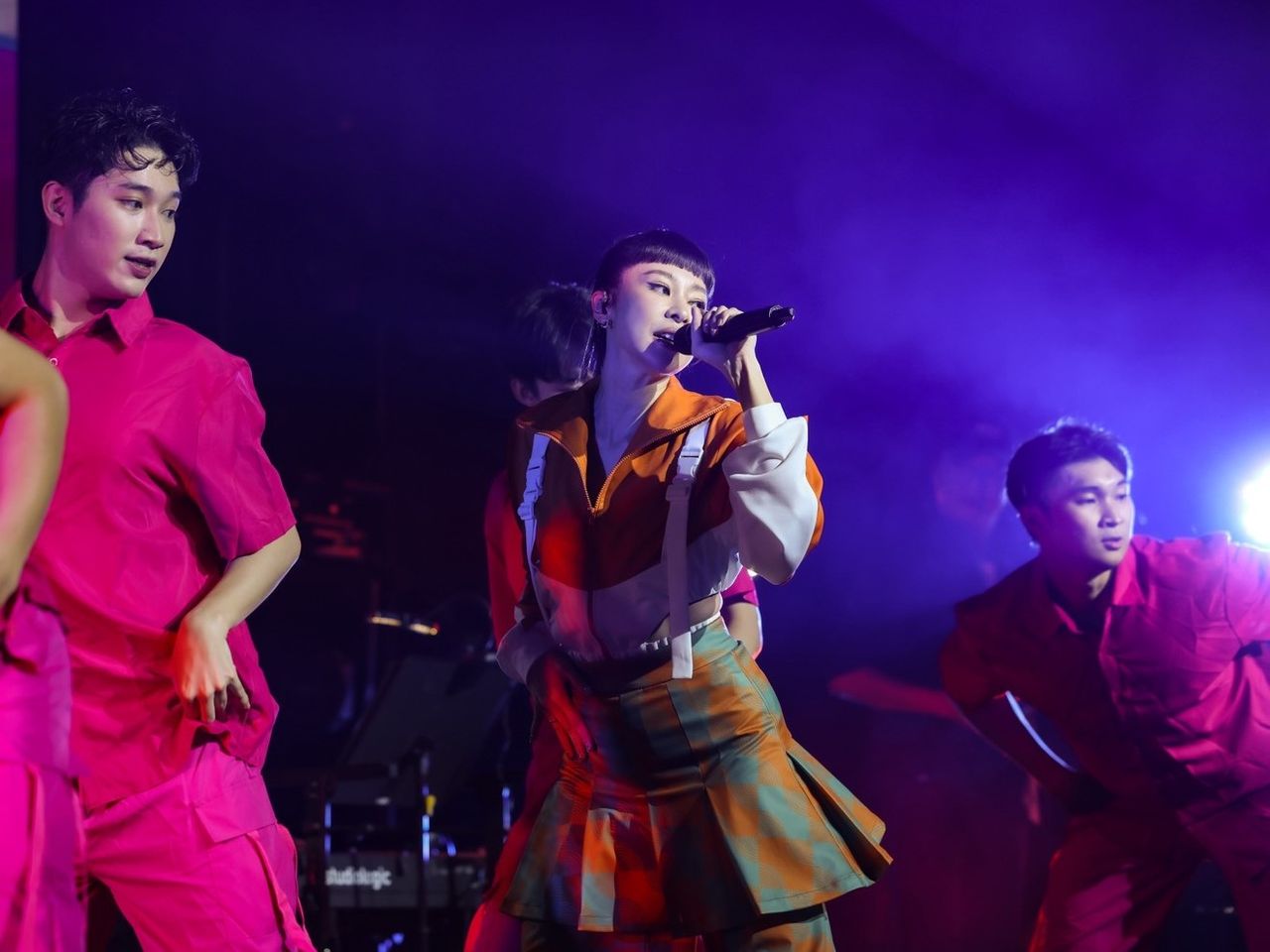 張棋惠開唱又遇「飛天蟑螂」嗨入粉絲群 說好的青峰呢?