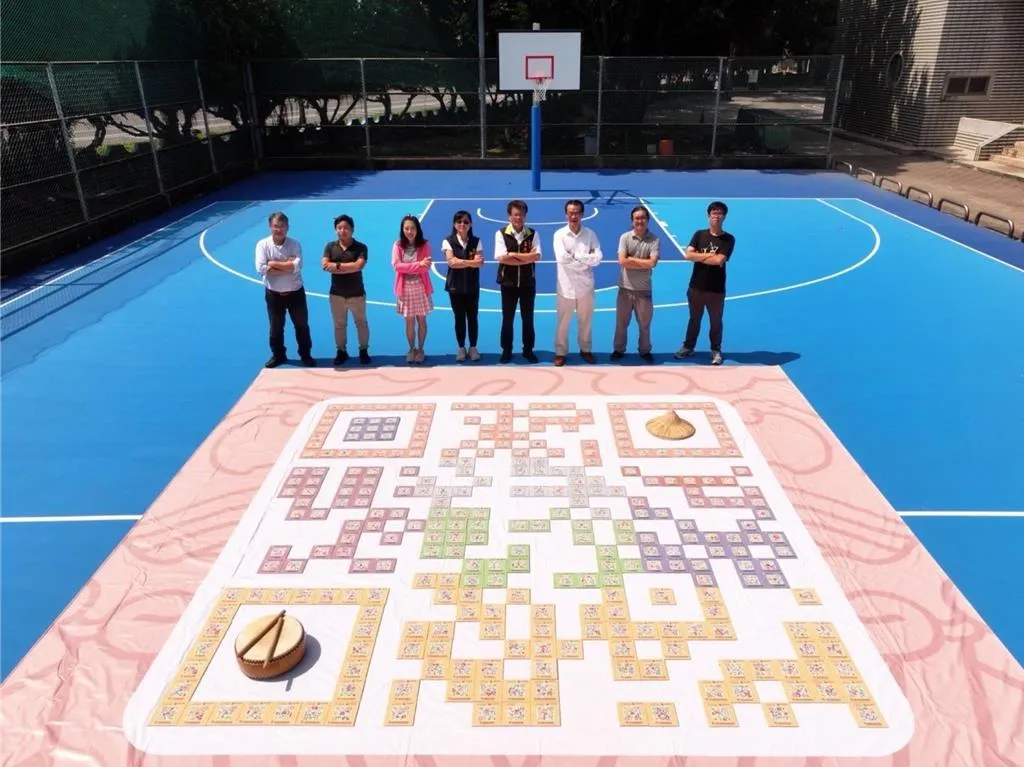 学甲商圈以国宝叶王交趾烧发想，制作附上QR Code的瓷牌与由客户动，也是全台首座维基小镇。商圈提供