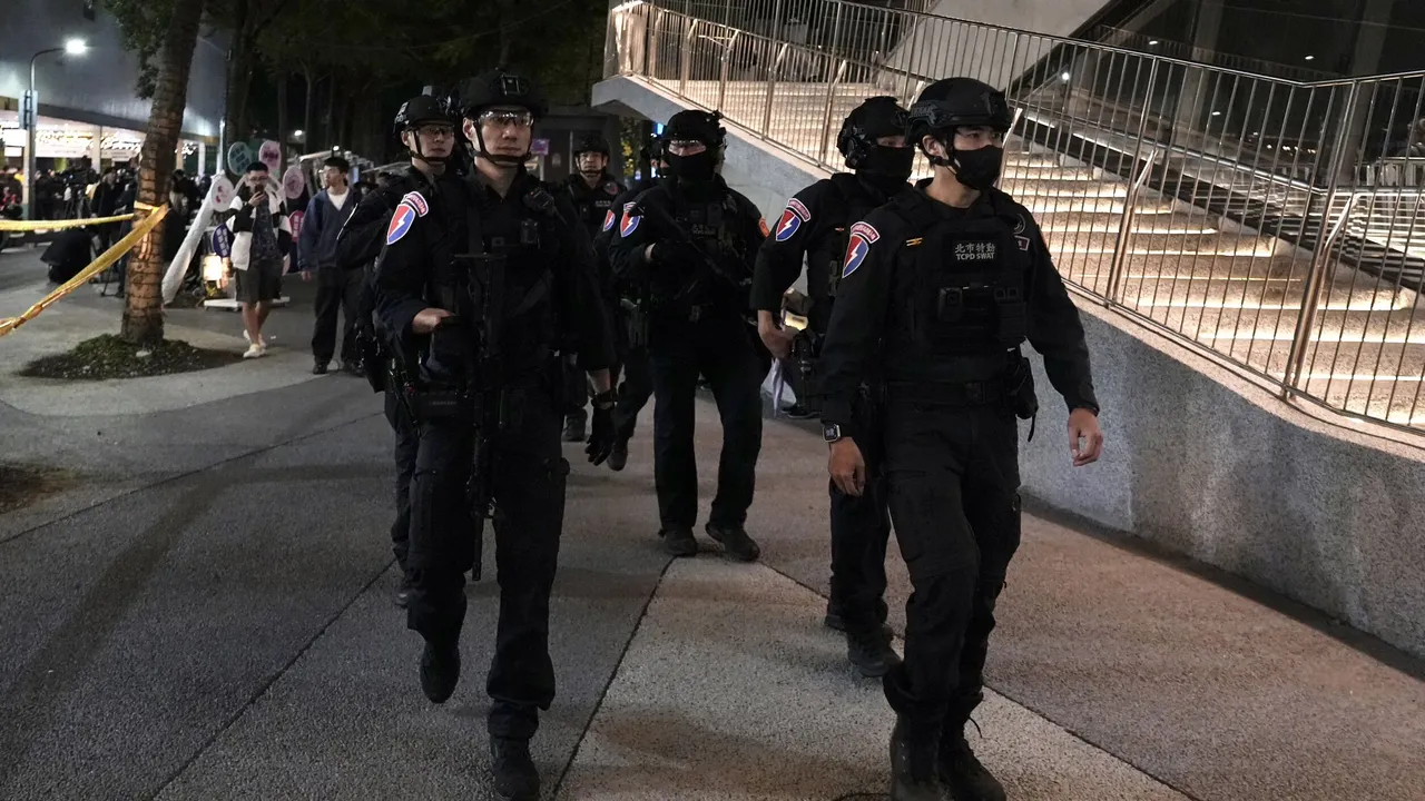 北捷随机砍人案发生后，特勤警察持续在周围巡逻。彭欣伟摄