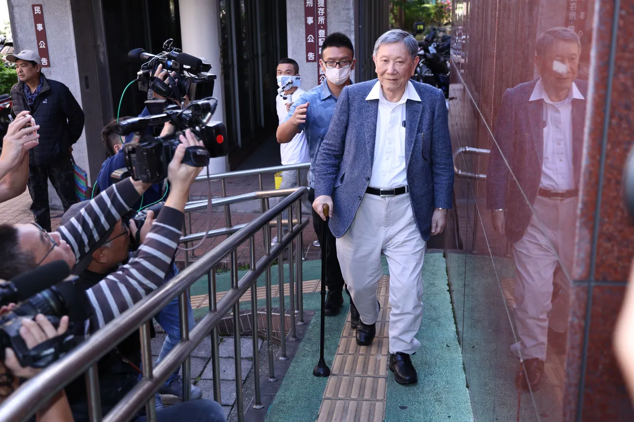 威京集团总裁沈庆京今不再坐轮椅出庭，精神奕奕走入法院。彭欣伟摄