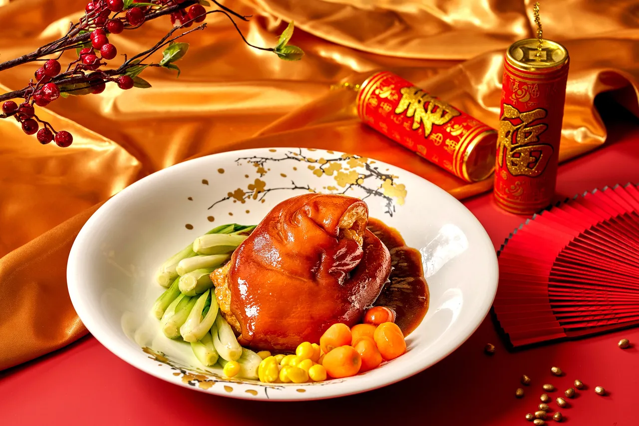 「鸿运酱烧大圆蹄」以特制酱汁慢火炖煮，使蹄皮弹滑、肉质入味，酱香浓厚、胶质饱满，口感温润富层次。瀚寓酒店提供