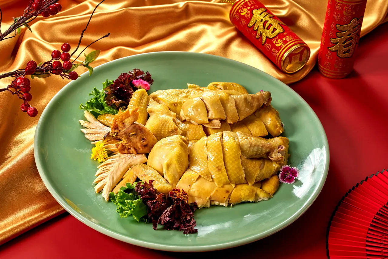 「古早放山白切鸡」以粤式手法精准控火，低温慢煮至鸡皮微凝，保留最纯粹的鲜甜与油香，肉质嫩滑多汁。瀚寓酒店提供