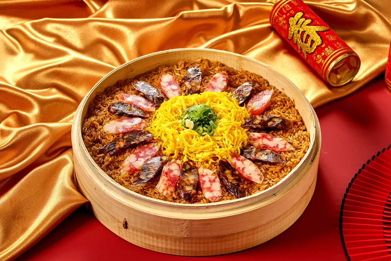 「港式腊味糯米饭」腊肠的鲜甜与酒香融入米粒里，美味不油腻，米糯不软也不黏，是一道经典的港式家常年菜。瀚寓酒店提供