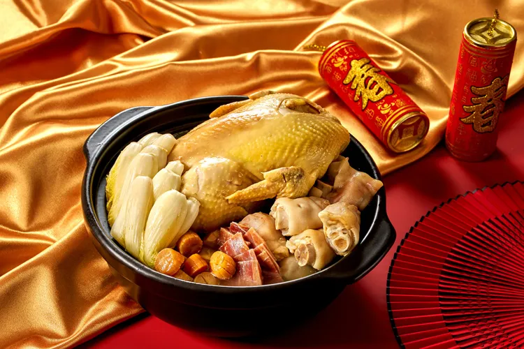 「火瞳津白燉土雞」耗費10小時以上慢熬的濃郁雞湯襯托土雞與干貝鮮甜，為溫潤濃厚、料美豐富的一盅好味。瀚寓酒店提供