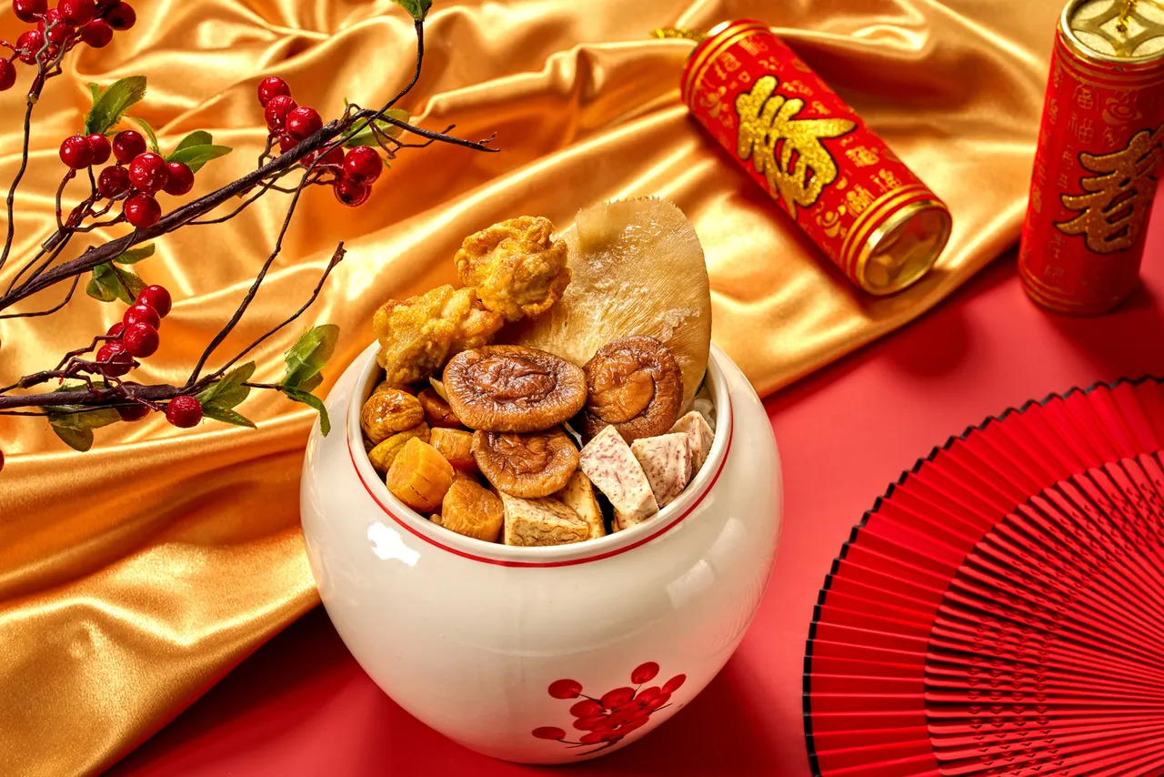 「坛香鱼翅佛跳墙」以历经8小时熬煮的浓郁鸡汤为底蕴，层层堆叠山海珍味，再文火慢煨3小时，是瀚寓酒店最经典、过年更不能错过的团圆佳馔。瀚寓酒店提供