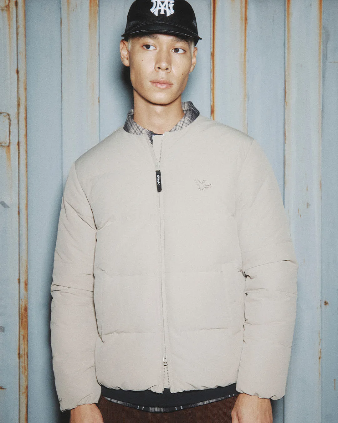 Mark Gonzales小天使布章輕量圓領羽絨外套，4580元。品牌提供