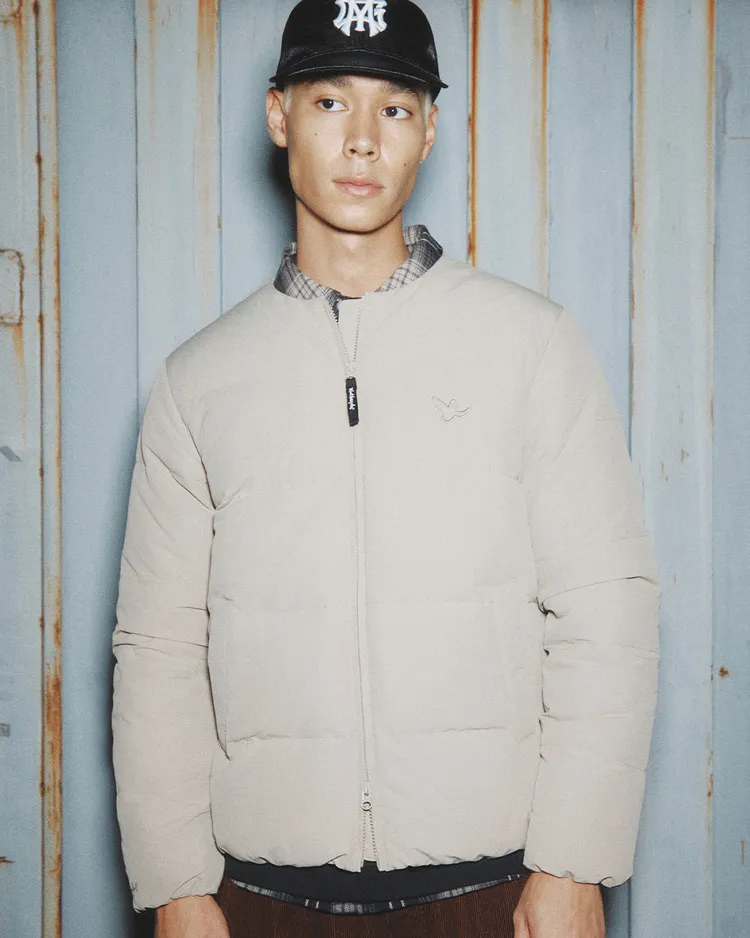 Mark Gonzales小天使布章輕量圓領羽絨外套，4580元。品牌提供