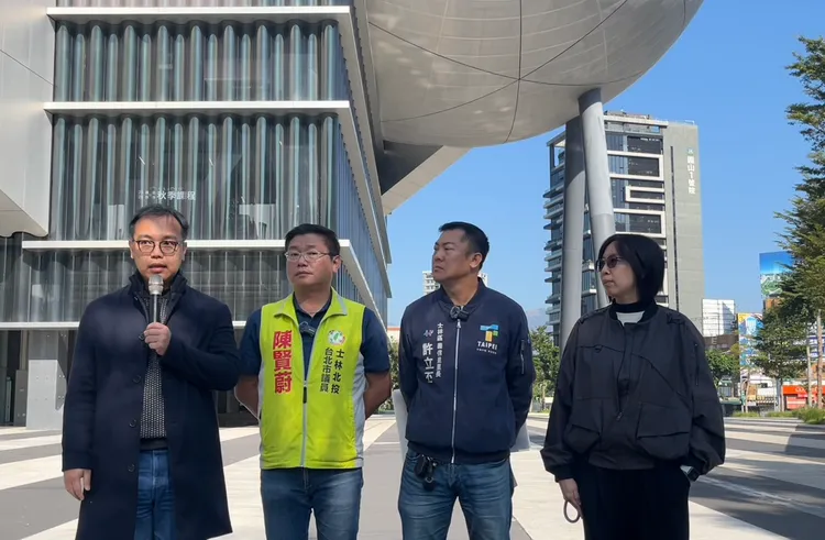 陳賢蔚實地勘查北藝中心戶外地坪破損狀況。陳賢蔚議員辦公室提供