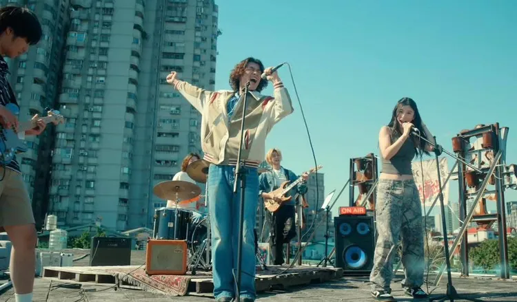 帕拉斯演出《恒星不忘Forever Forever》MV。翻摄YouTube