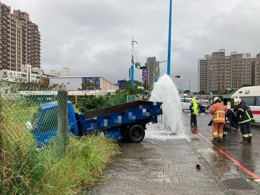 八里小货车疑为闪车　撞爆消防栓又冲进路边草丛