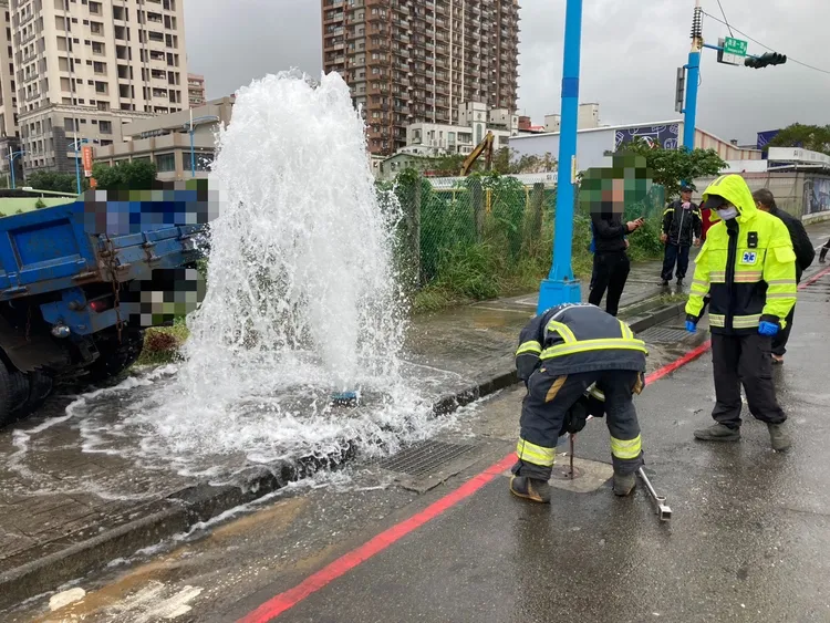 現場消防栓變噴泉。翻攝畫面