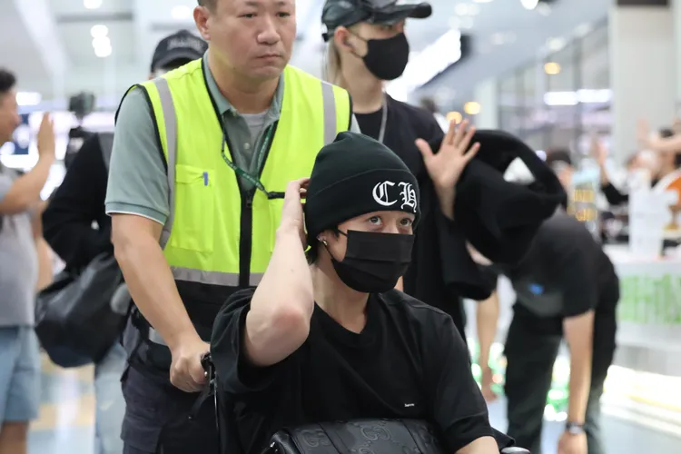 Stray Kids的Lee Know坐輪椅，被工作人員推到入境大廳。特勤中心攝