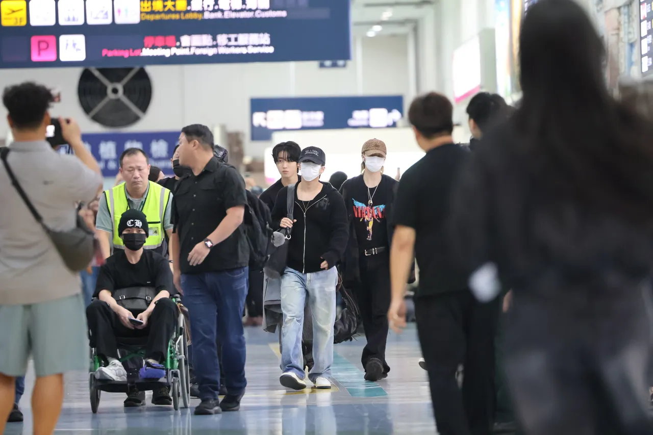 Stray Kids抵达小港机场。特勤中心摄
