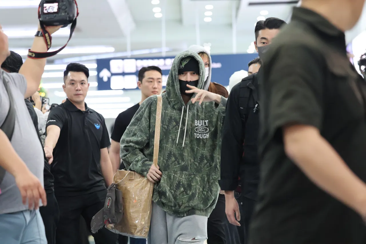 CORTIS成员JAMES学生时期在台湾求学，兴奋比出YA。特勤中心摄